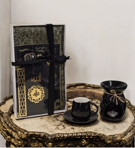 Siyah Renkli Buhurdanlık& Gold Detaylı Siyah Tekli Fincan& Siyah Renkli Yasin-i Şerif& Seccade& Namaz Tespihi& Zikirmatik Hediye Seti