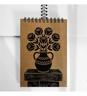 A6 (10,5x14,8 cm) Vazo ve Çiçek Tasarımlı Spiralli Defter – 40 Yaprak, Çizgisiz Kraft Defter (Kahverengi-Siyah)