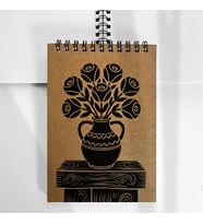 A6 (10,5x14,8 cm) Vazo ve Çiçek Tasarımlı Spiralli Defter – 40 Yaprak, Çizgisiz Kraft Defter (Kahverengi-Siyah)