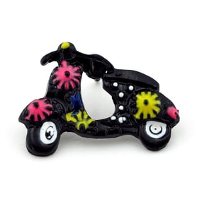 Çiçekli Siyah Scooter Yaka Çanta Süsü Metal Rozet Pin RZ145