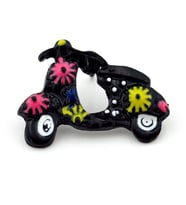Çiçekli Siyah Scooter Yaka Çanta Süsü Metal Rozet Pin RZ145