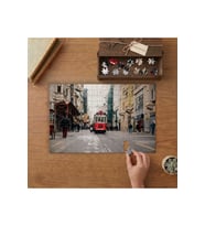 Kırmızı Tramvay - Sokak Kalabalığı Tasarımı 240 parça Ahşap Puzzle Ahşap Kutuda MP06038