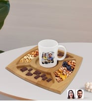 BK Gift Kişiye Özel Sevgililer Karikatürlü Beyaz Kupa ve Doğal Masif Ahşap 4 Bölmeli Sunum Tabağı Çerezlik Hediye Seti-96