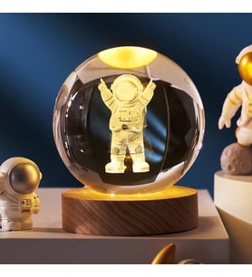 Işıklı Ahşap Kaideli Astronot Temalı Cam Küre 8cm*6cm