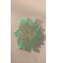 Turkuaz Rengi Lotus Çiçeği Desenli Gümüş Glitter Süslemeli Bardak Altlığı El Yapımı Epoksi Hediyelik