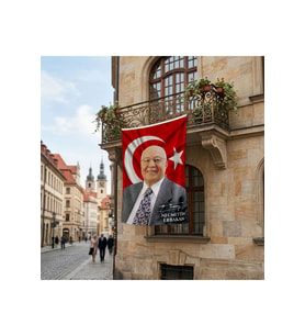Türk Bayrağı Önünde Necmettin Erbakan ve İmzası 140gr Premium Raşel Kumaş Bayrak 150x225 Cm