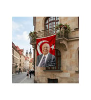 Türk Bayrağı Önünde Necmettin Erbakan ve İmzası 140gr Premium Raşel Kumaş Bayrak 150x225 Cm
