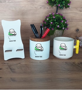 Umurumda Değil Hediye Sepeti Kupa Bardak T Kulplu, Kalemlik ve Ahşap Telefon Standı Arkadaşa Hediye (Model 5)