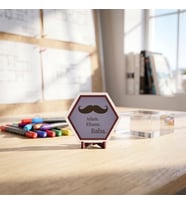 Bıyık Motifli Modern Dekoratif Obje, Ev ve Ofis Dekorasyonu İçin Şık Masaüstü Tasarımı 10x10 cm, Mor