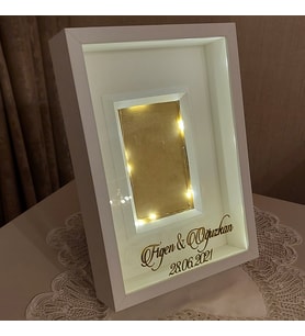 21x30 cm Verda Anı Çerçevesi İsim ve Tarihli-Derin Beyaz Çerçeve-Kişiselleştirilmiş Ürün-Fotoğrafınızı Gönderin Biz Çıkartalım!