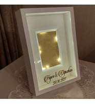 21x30 cm Verda Anı Çerçevesi İsim ve Tarihli-Derin Beyaz Çerçeve-Kişiselleştirilmiş Ürün-Fotoğrafınızı Gönderin Biz Çıkartalım!