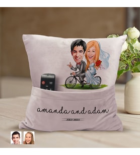 BK Gift Kişiye Özel Evleniyoruz Karikatür Tasarımlı Organizer Kumanda ve Atıştırmalık Cepli Pembe Kırlent Yastık-3 Arkadaşa Hediye, Cepli Yastık