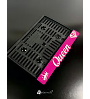 Motosikletiniz İçin Şıklık! Pembe "Queen" Pleksi Motosiklet Plakalığı