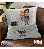 BK Gift Kişiye Özel Evleniyoruz Karikatür Tasarımlı Organizer Kumanda ve Atıştırmalık Cepli Gri Kırlent Yastık-4 Arkadaşa Hediye, Cepli Yastık