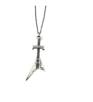 Pantera Grubu Elektro Gitar Figürlü Kolye – 60 cm Unisex Metal Aksesuar - Heavy Metal Tarz Takı (Gümüş)