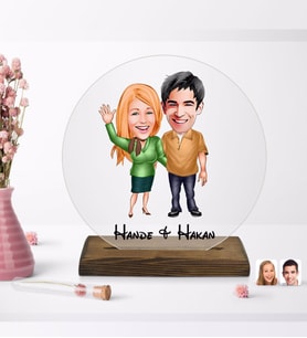 BK Gift Kişiye Özel Sevgililer Karikatürlü Yuvarlak Ahşap Standlı Biblo-110