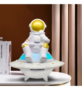 Masa Üstü Astronot Lamba Ve Müzik Aleti Ve Radyo