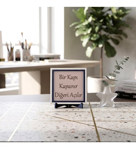 Hayata Dair Anlamlı Söz Temalı “Bir Kapı Kapanır Diğeri Açılır” Standlı Dekoratif Masaüstü Objesi 10x10 cm