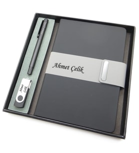 Signator® Codex  N227 Kişiye Özel Defterli Set - İsme Özel Siyah Kalem + İsme Özel Siyah Defter + İsme Özel 32 GB Usb Bellek  İsme Özel Kutusunda Hediyelik Set (Karışık)