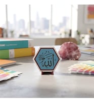 Kaligrafik Allah Yazılı Modern Masaüstü Dekoratif Parça, Ev ve Ofis Dekorasyonu İçin Zarif Tasarım 10x10 cm