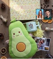 Kişiye Özel Karikatürlü Bisikler Süren Aşıklar Hediye Kutusu - Kişiye Özel T Pastel Kupa, Peluş Yastık, Fotoğraf 1 Adet Sevgililer Günü Hediyesi