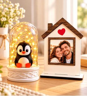 Kişiye Özel Fotoğraflı Ahşap Ev Çerçevesi ve LED Işıklı Penguenli Fanus Hediye Seti (ab1)