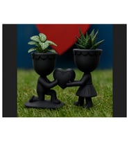Alvera Aşk Saksısı – 3D Baskı Kalp Tutan Çift Figürlü Dekoratif Saksı - Siyah