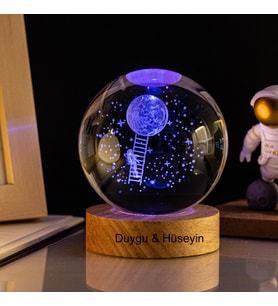Kişiye Özel Işıklı Ahşap Kaideli Aya Çıkan Astronot Cam Küre 8cm*6cm