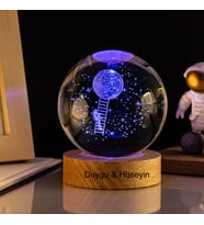 Kişiye Özel Işıklı Ahşap Kaideli Aya Çıkan Astronot Cam Küre 8cm*6cm