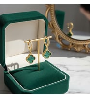 VAN CLEEF KÜPE GOLD RENK YEŞİL TAŞLI YONCA KÜPE 925 AYAR GÜMÜŞ (Yeşil)