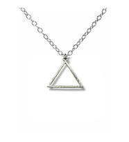 Minimal Üçgen Çerçeve Kolye – 60 cm Zincirli Modern Geometrik Unisex Aksesuar Ürün Açıklaması: (Gümüş)