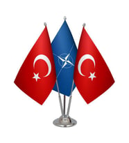 Masa Üstü NATO Bayrağı Türk Bayrağı Üçlü Krom Direk Masa Bayrak Seti