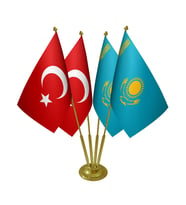 Masa Üstü Kazakistan Bayrağı Türk Bayrağı Dörtlü Pirinç Direk Masa Bayrak Seti