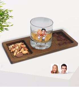 BK Gift Kişiye Özel Sevgililer Karikatürlü Viski Bardağı ve Doğal Masif Ahşap Dikdörtgen Sunum Tabağı Çerezlik Hediye Seti-57