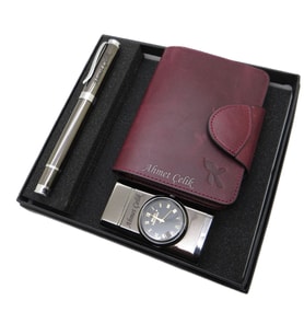 Signator D256 Kişiye Özel Set - Vişne Deri Cüzdan Kartlık + Saatli Titanyum Çakmak  + Titanyum Roller Kalem Seti  İsme Özel Hediyelik Set (Karışık)