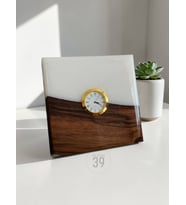 Classic Ceviz & Epoksi Masa Saati – 3,5 cm Altın Kaplama Quartz Mekanizma – Tasarım Masaüstü Saat (15x15 cm) (Beyaz - Ceviz)