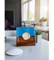 Classic Ceviz & Epoksi Masa Saati – Altın Kaplama Quartz Mekanizma – El Yapımı Tasarım (15x15 cm) (Okyanus Mavi)