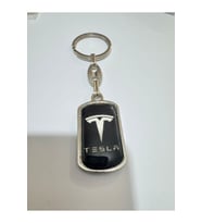 Tesla Model Metal Anahtarlık – Siyah Renk Unisex Araba Anahtarlığı, Şık Tasarım