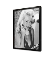 Marliyn Monroe Telefonla Konuşurken Çerçeveli Cam Tablo