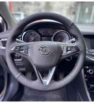 DİKİŞLİ DİREKSİYON KILIFI SİYAH DERİ NOKTALI DERİ SİYAH DİKİŞLİ OPEL MOKKA ASTRA FOTODAKİ İÇİN