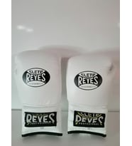 Reyes marka Deri Boks Eldiveni beyaz renk ipli model Orjinal Dana derisidir. 10-12-14-16oz büyüklükte İstediğiniz Bedeni msj ile bildiriniz