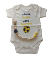 Hoşgeldin Bebek, Yenidoğan Kız Bebek, Sarı Lacivert Babamın Kızıyım Taraftar Badi ve İsimli Emzik Askısı Hediye Seti (Lacivert-Sarı)