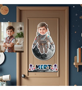 Kişiye Özel Karikatür Tasarımlı  Uzay , Astronot Temalı  Ahşap Kapı Süsü