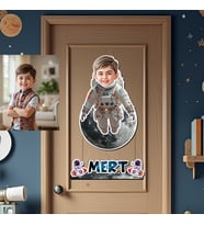 Kişiye Özel Karikatür Tasarımlı  Uzay , Astronot Temalı  Ahşap Kapı Süsü