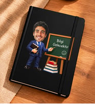 Kişiye Özel Fotoğraflı Öğretmenler Günü Hediyesi – Karikatür Baskılı Siyah Defter – Kadın ve Erkek Öğretmene Özel
