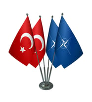 Masa Üstü NATO Bayrağı Türk Bayrağı Dörtlü Krom Direk Masa Bayrak Seti