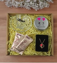 BK Gift Kişiye Özel İsimli DTF Cam Kahve Fincanı & Türk Kahvesi & Aşk Çiçeği Kalp Kolye & Gümüş Metal Kutuda Kokulu Mum Hediye Seti-5, Sevgiliye Hediye, Yıl Dönümü Hediyesi