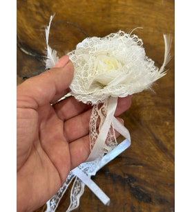 8X7 CM KABARTMA ÇİÇEK KADIN BROŞ YAKA İĞNESİ GİYİM AKSESUARI (Beyaz)