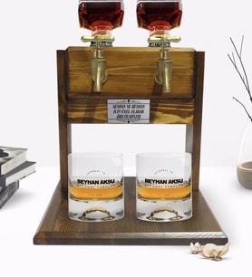 BK Gift Kişiye Özel Renkli Baskılı Alcohol Company Tasarımlı İkili Viski Bardağı ve Çift Musluklu Doğal Ahşap Viski Standı-1 (Model 1)