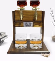 BK Gift Kişiye Özel Renkli Baskılı Alcohol Company Tasarımlı İkili Viski Bardağı ve Çift Musluklu Doğal Ahşap Viski Standı-1 (Model 1)